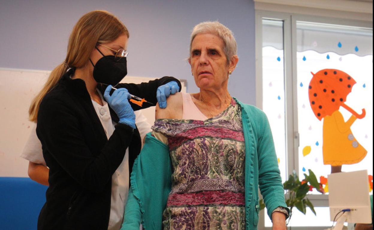 Inicio de la campaña de vacunación de cuarta dosis contra el Covid en Ponferrada.
