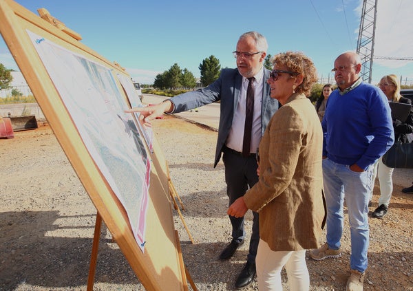 El alcalde de Ponferrada, en el inicio de las obras de acondicionamiento de los viales del polígono de la Llanada.