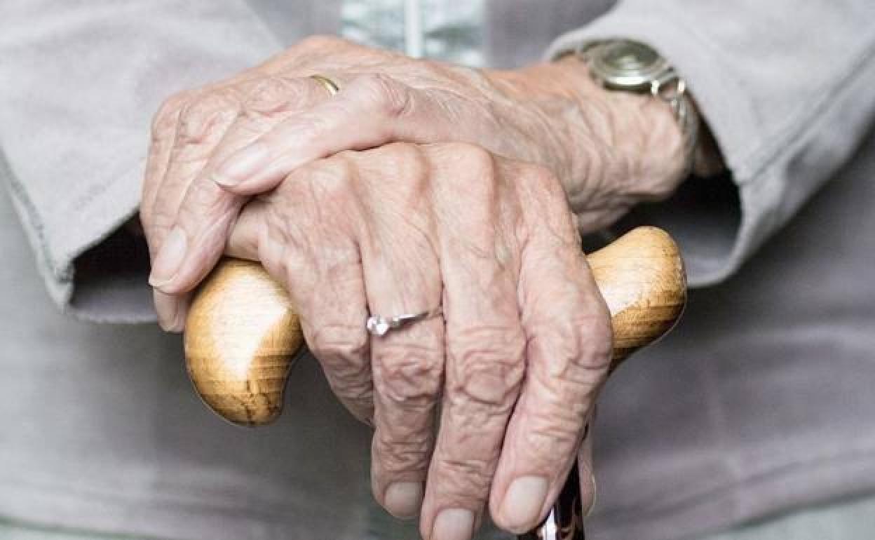 Manos de una persona mayor.