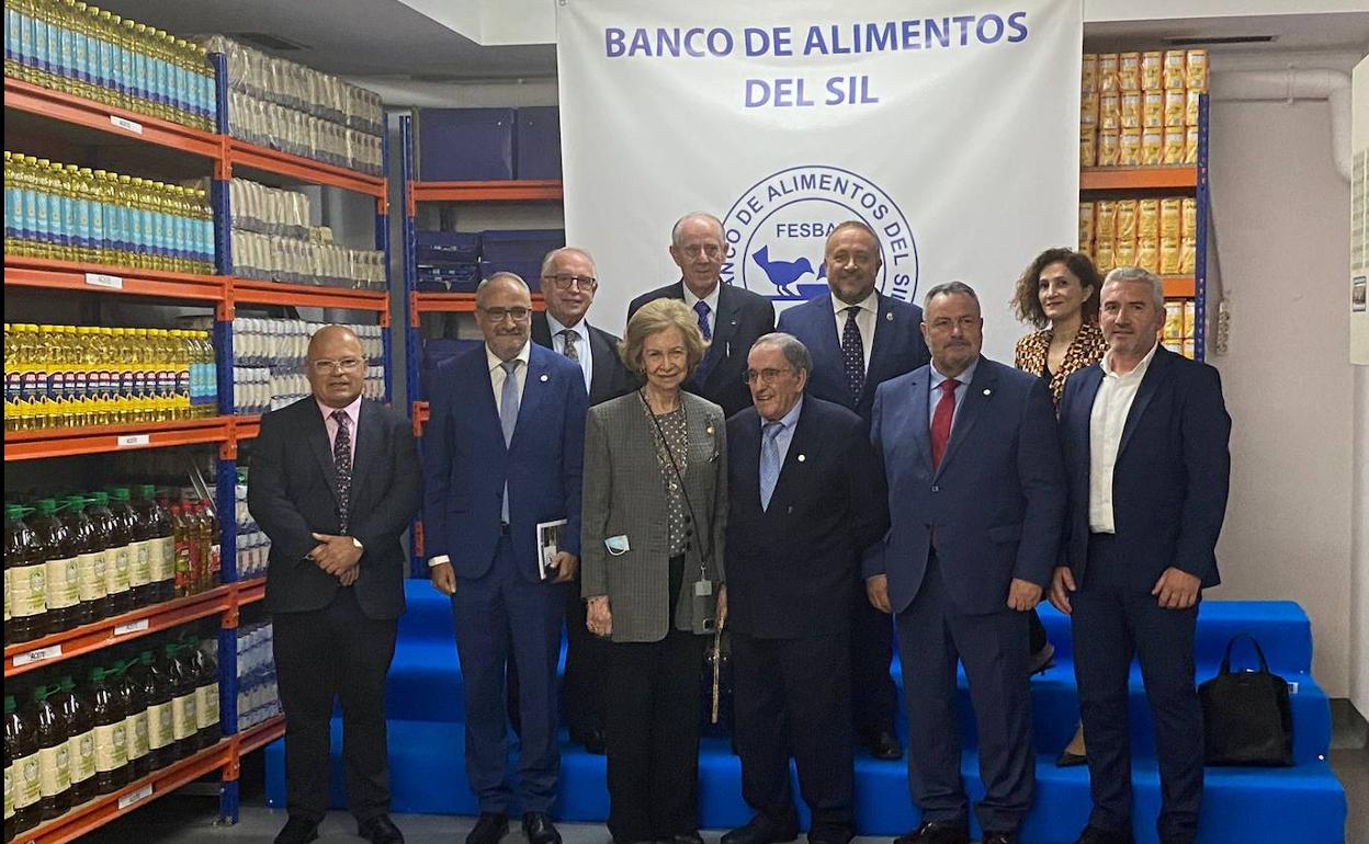 La reina emérita flanqueada por el alcalde y el presidente del BAS y el resto de autoridades, en su visita a Ponferrada.