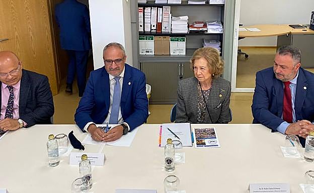 La reina emérita Sofía brinda su apoyo a la labor solidaria del Banco de Alimentos del Sil 