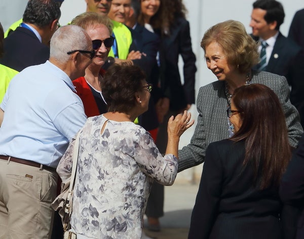 La reina emérita Doña Sofía visita el Banco de Alimentos del Sil en Ponferrada. 