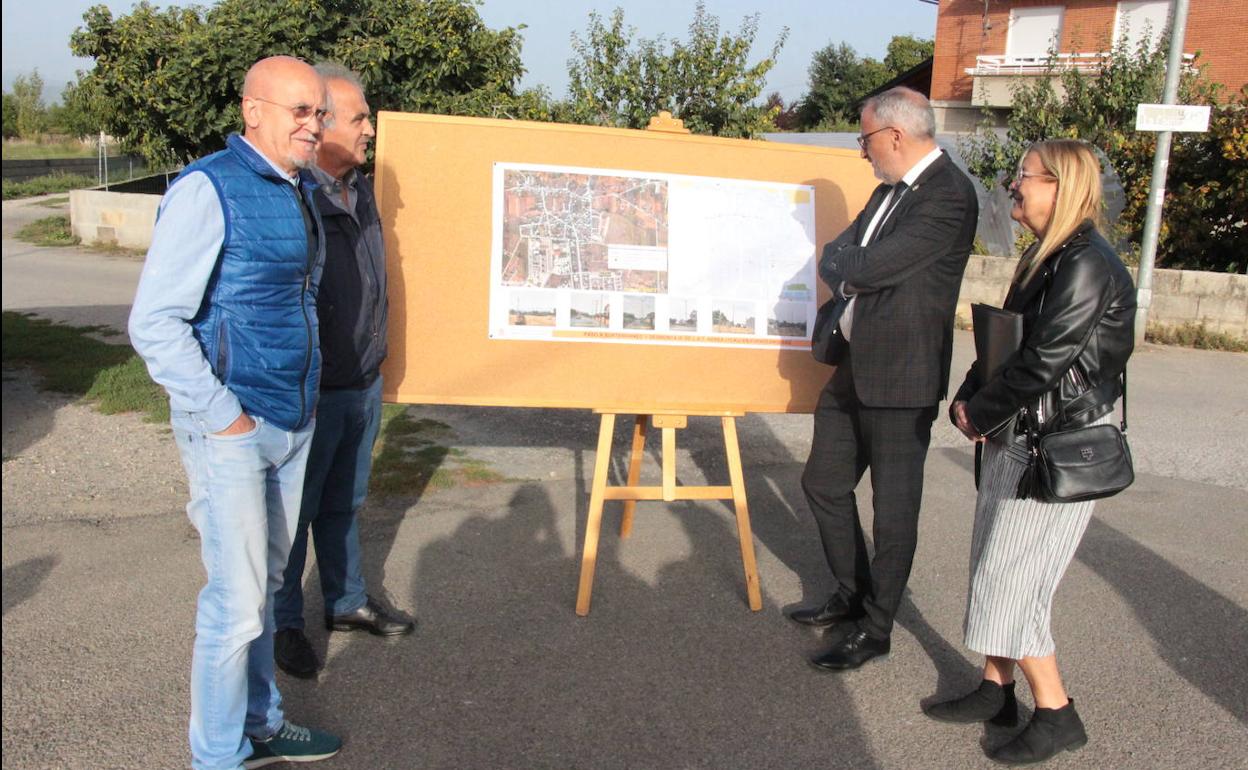 El alcalde y los concejales de Infraestructuras y Sostenibilidad Medioambientel presentaron las obras. 