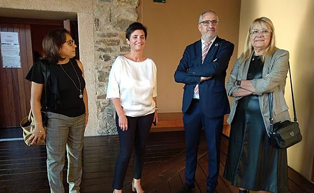 Ramón y Doel junto a la presidenta del Comité de Lactancia Materna del Área de Salud del Bierzo, Ana María Cuéllas (2I).