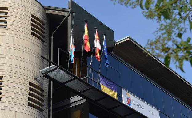 Bandera del Bierzo a media asta en la sede del Consejo Comarca en señal de duelo.