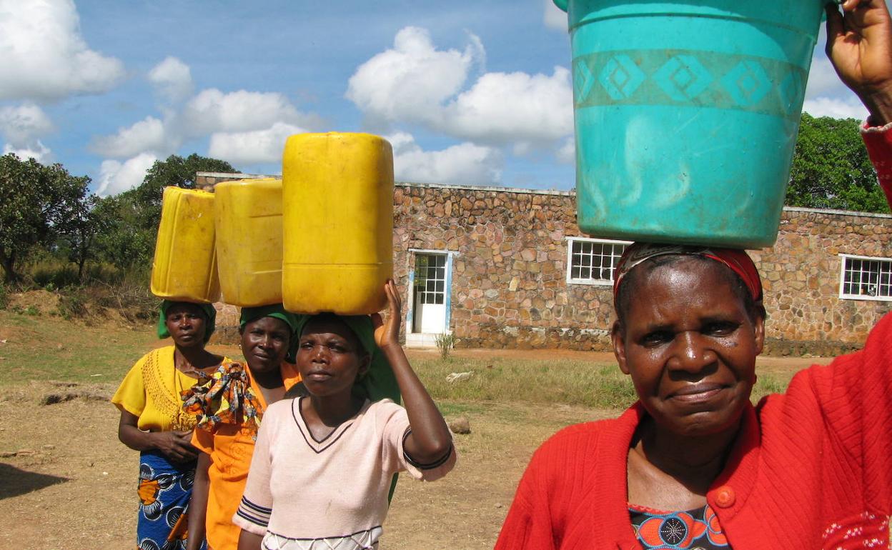 En Kilela Balanda el agua no llega desde una tubería a las casas y es portada en bidones.