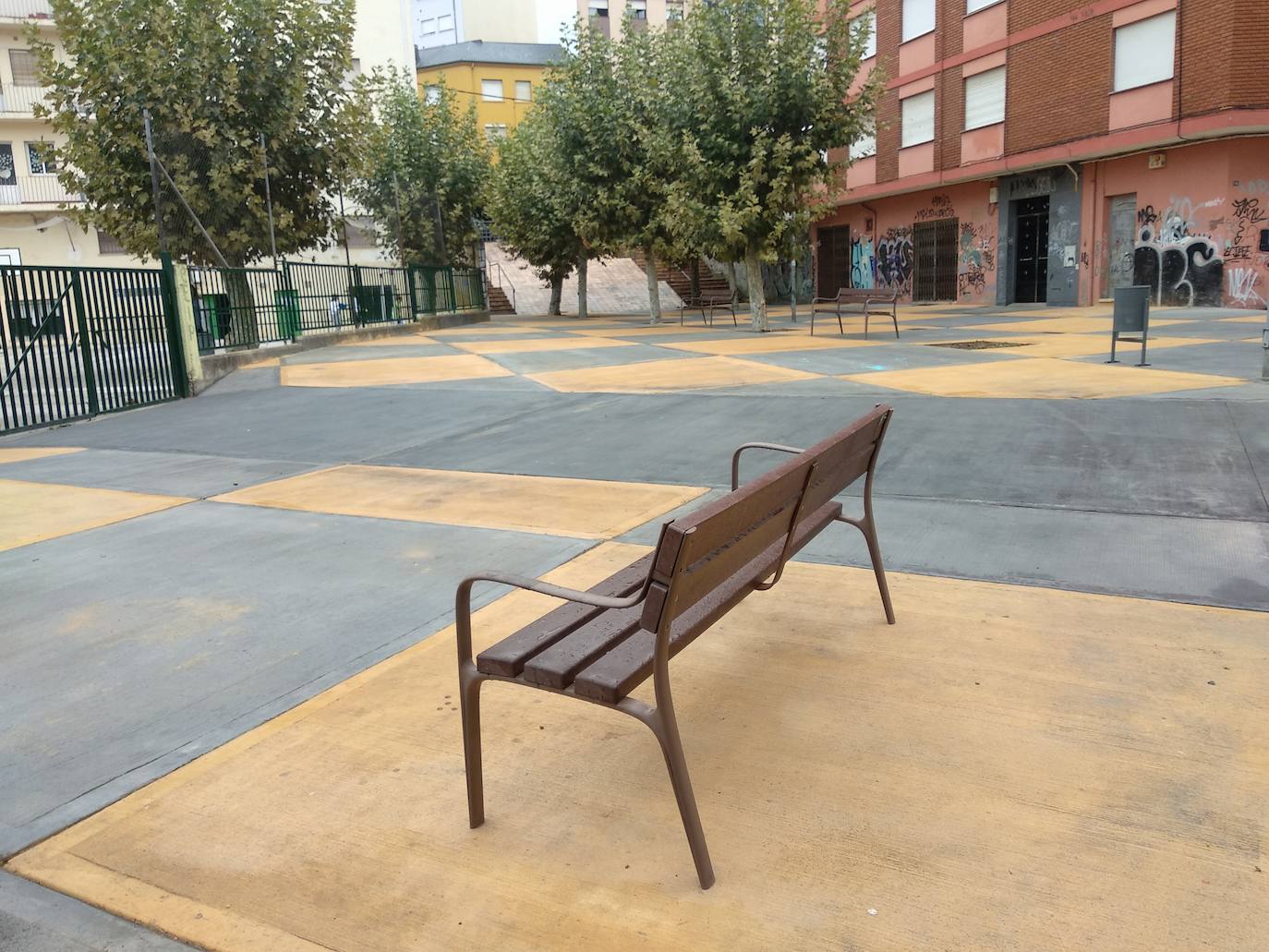 Inauguración de las obras de remodelación de la plaza situada junto al colegio Navaliegos de Ponferrada.