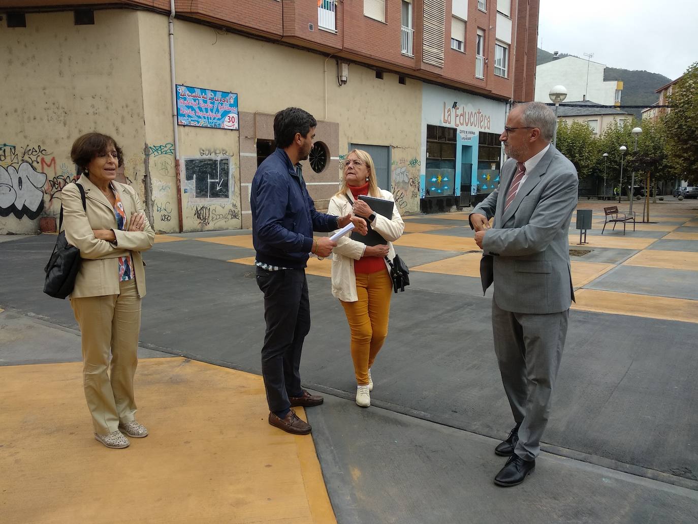 Inauguración de las obras de remodelación de la plaza situada junto al colegio Navaliegos de Ponferrada.