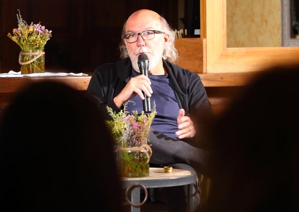 El publicista y director creativo Toni Segarra protagoniza la quinta sesión de 'Las charlas del 50 aniversario de Prada A Tope' en el Palacio de Canedo.