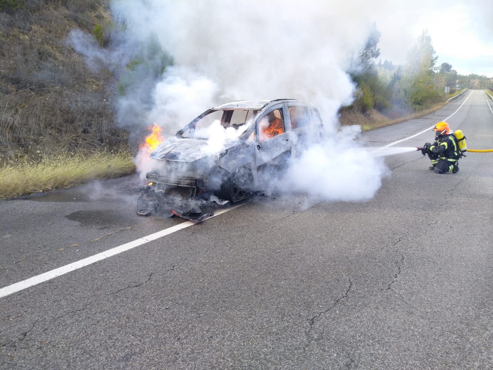 Los extintores cedidos por un camionero ayudaron a sofocar las llamas que se originaban en el turismo pasadas las 17.00 horas de este martes en el kilómetro 12 de la CL 631.