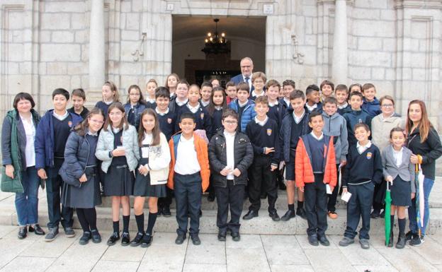 Alumnos y alumnas del colegio Espíritu Santo junto al alcalde ante el Consistorio. 