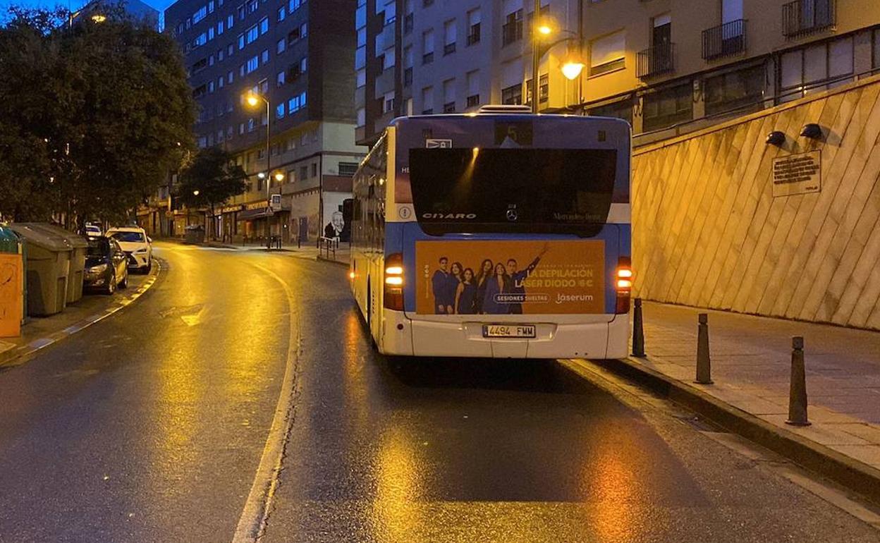 Autobús averiano en la calle General Vives de Ponferrada.