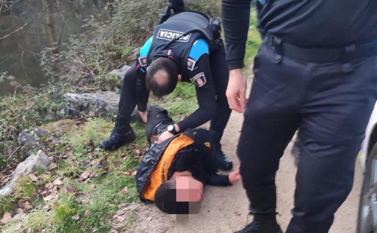 Imagen del rescate por el que serán reconocidos varios agentes de la Policía Municipal de Ponferrada.