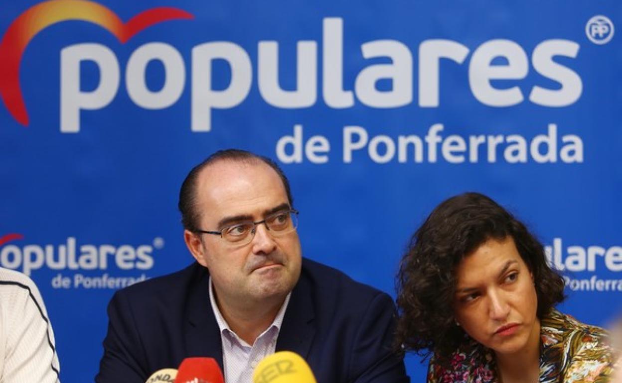 El portavoz municipal del PP, Marco Morala, junto a la edil Lidia Coca. 