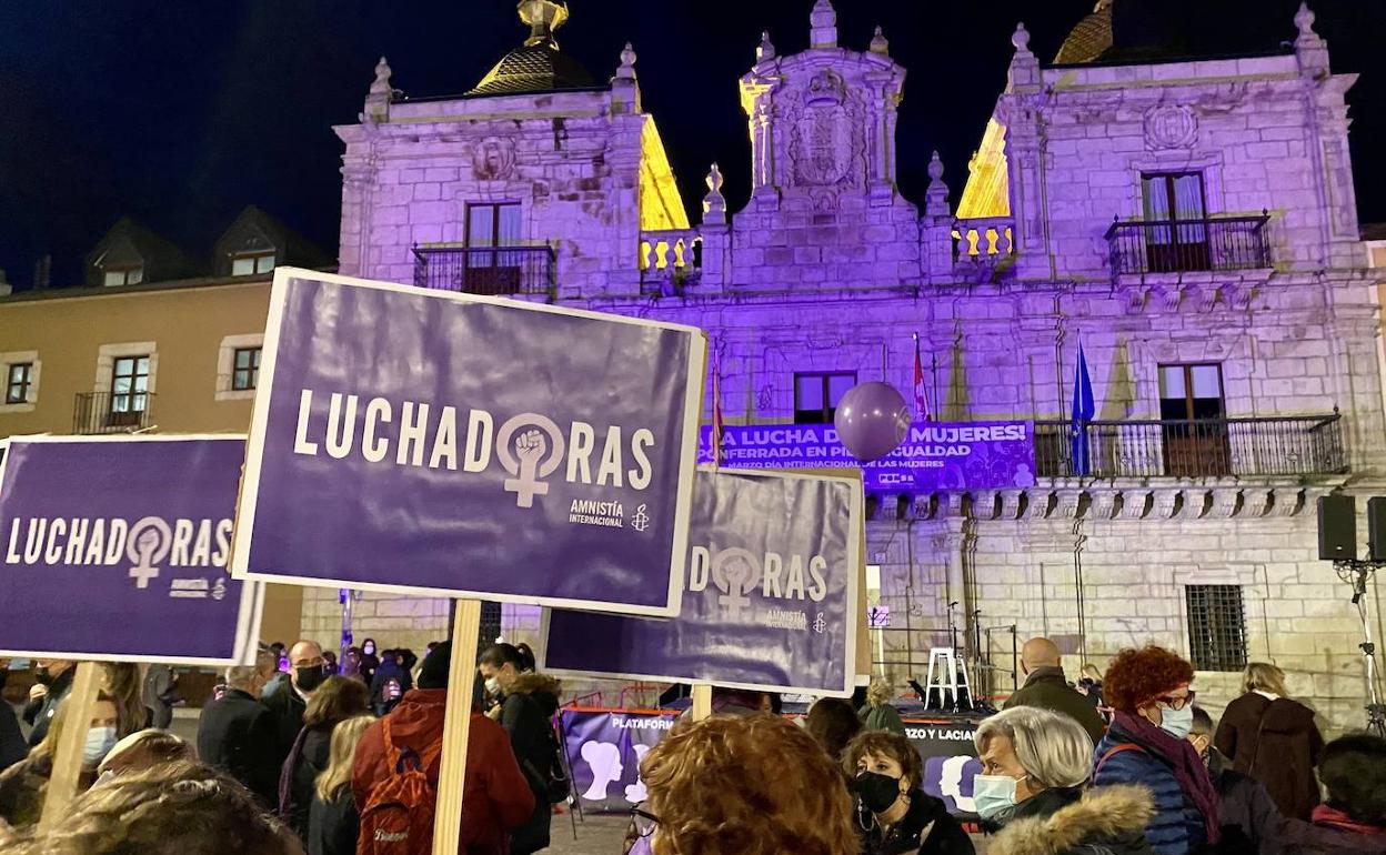 Imagen de archivo de una concentración feminista en la Plaza del Ayuntamiento de Ponferrada. 