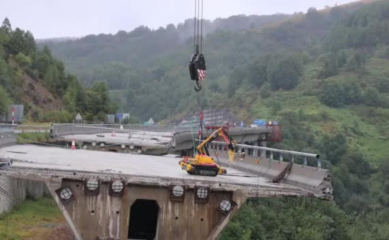 Imagen del desmontaje de uno de los vanos del viaducto del Castro.