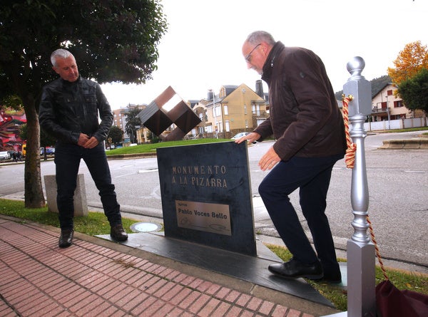 Ponferrada descubre una placa en la glorieta de la Pizarra en memoria de Pablo Voces.