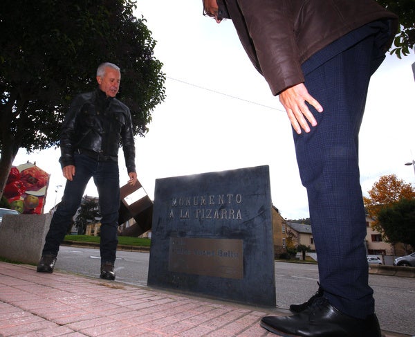 Ponferrada descubre una placa en la glorieta de la Pizarra en memoria de Pablo Voces.