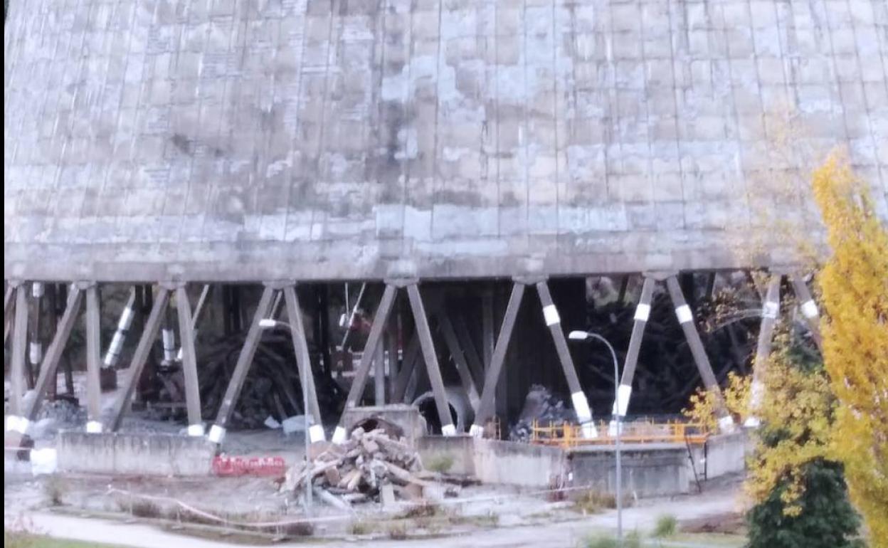 Cargas de dinamita instaladas en los pilares y el anillo de soporte de las dos torres de refrigeración de Compostilla II.