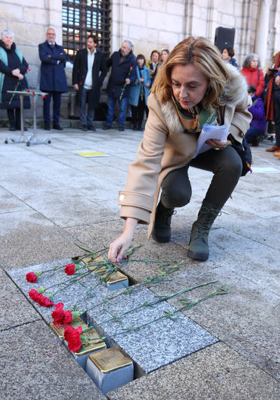 Acto de colocación de cinco nuevos 'adoquines de la memoria' en Ponferrada.