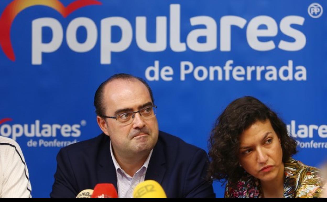 El portavoz municipal del PP, Marco Morala, junto a la edil Lidia Coca.