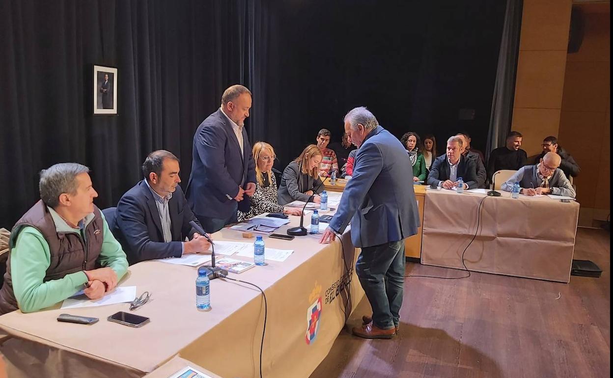 El socialista Laureno González toma posesión como consejero comarcal.