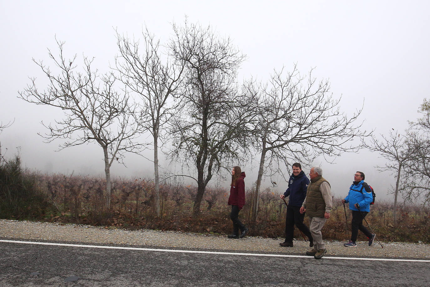 l presidente de la Junta de Castilla y León, Alfonso Fernández Mañueco, durante el comienzo de la etapa del tramo del Camino de Santiago entre Cacabelos y Villafranca del Bierzo 