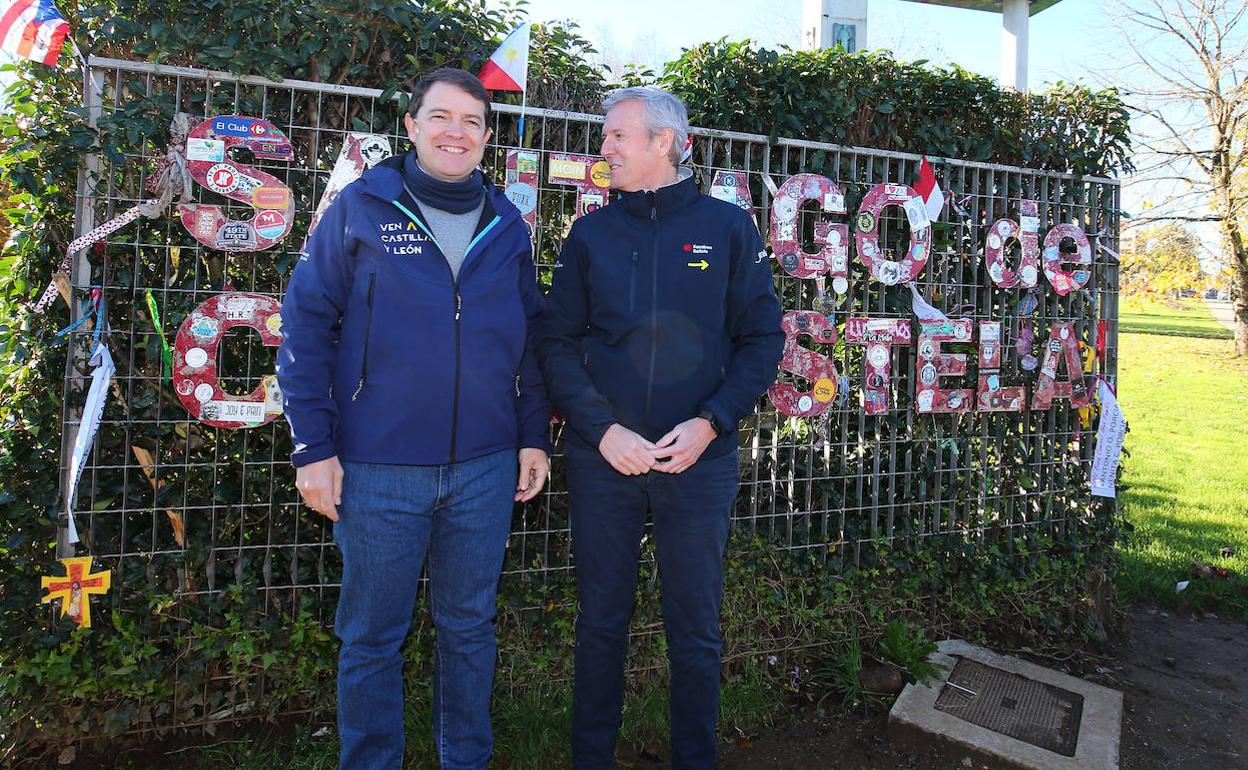 El presidente de la Junta de Castilla y León, Alfonso Fernández Mañueco (I), junto al presidente dela Xunta de Galicia, Alfonso Rueda (D), realizan un tramo de la etapa del Camino de Santiago que concluye en la Plaza del Obradoiro.