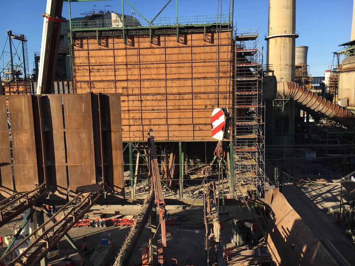 Trabajos de desmantelamiento de la central de Endesa en Cubillos del Sil. 