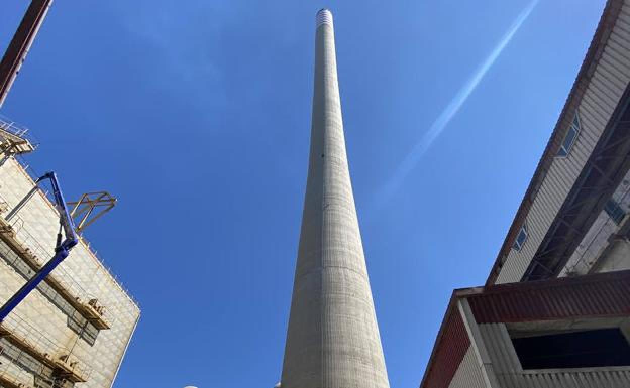 Imagen de una de las chimeneas de Compostilla II en Cubillos del Sil. 