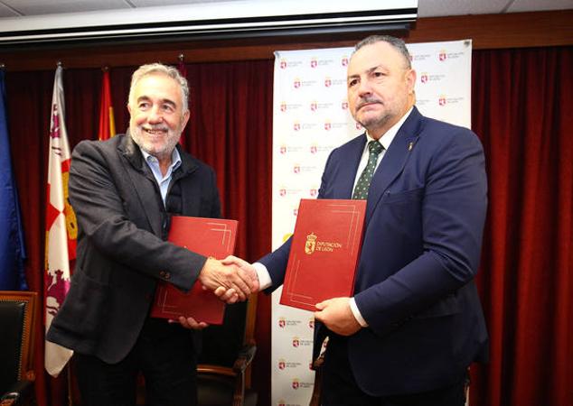 El presidente de la Diputación y su homólogo de la SD Ponferradina, durante la firma del convenio de colaboración.