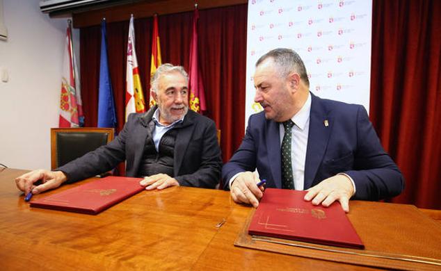 El presidente de la Diputación y su homólogo de la SD Ponferradina, durante la firma del convenio de colaboración.