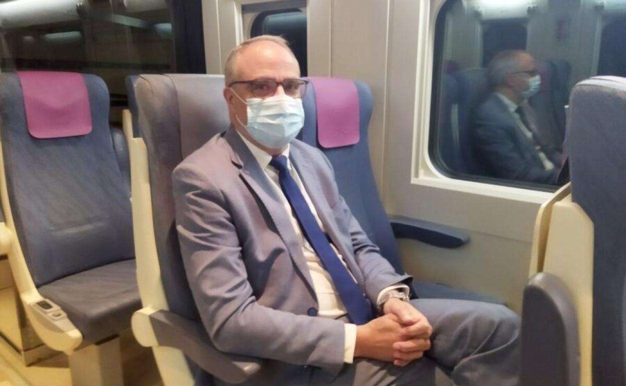 Olegario Ramón, este lunes, en el recuperado Alvia con destino a Madrid. 
