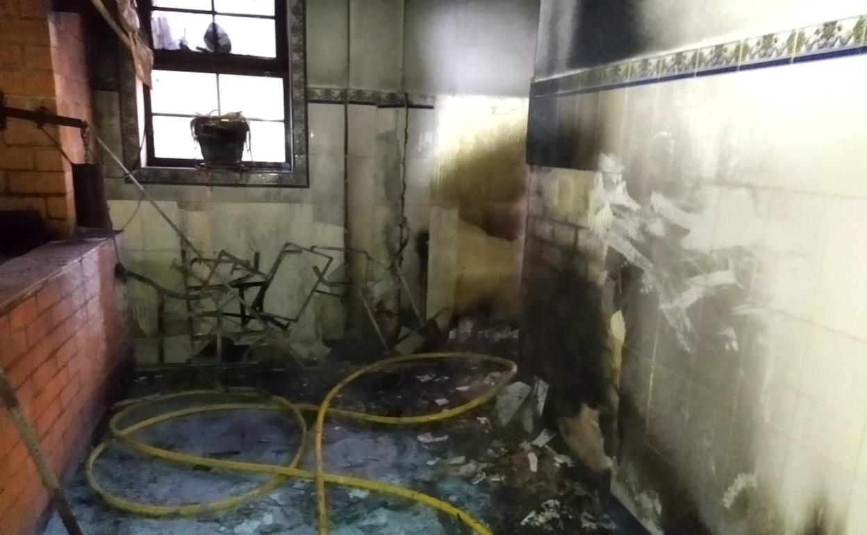 Imagen de los daños causados por el incendio en el trastero anexo a una cocina usada para asar pimientos en el Palacio de Canedo.