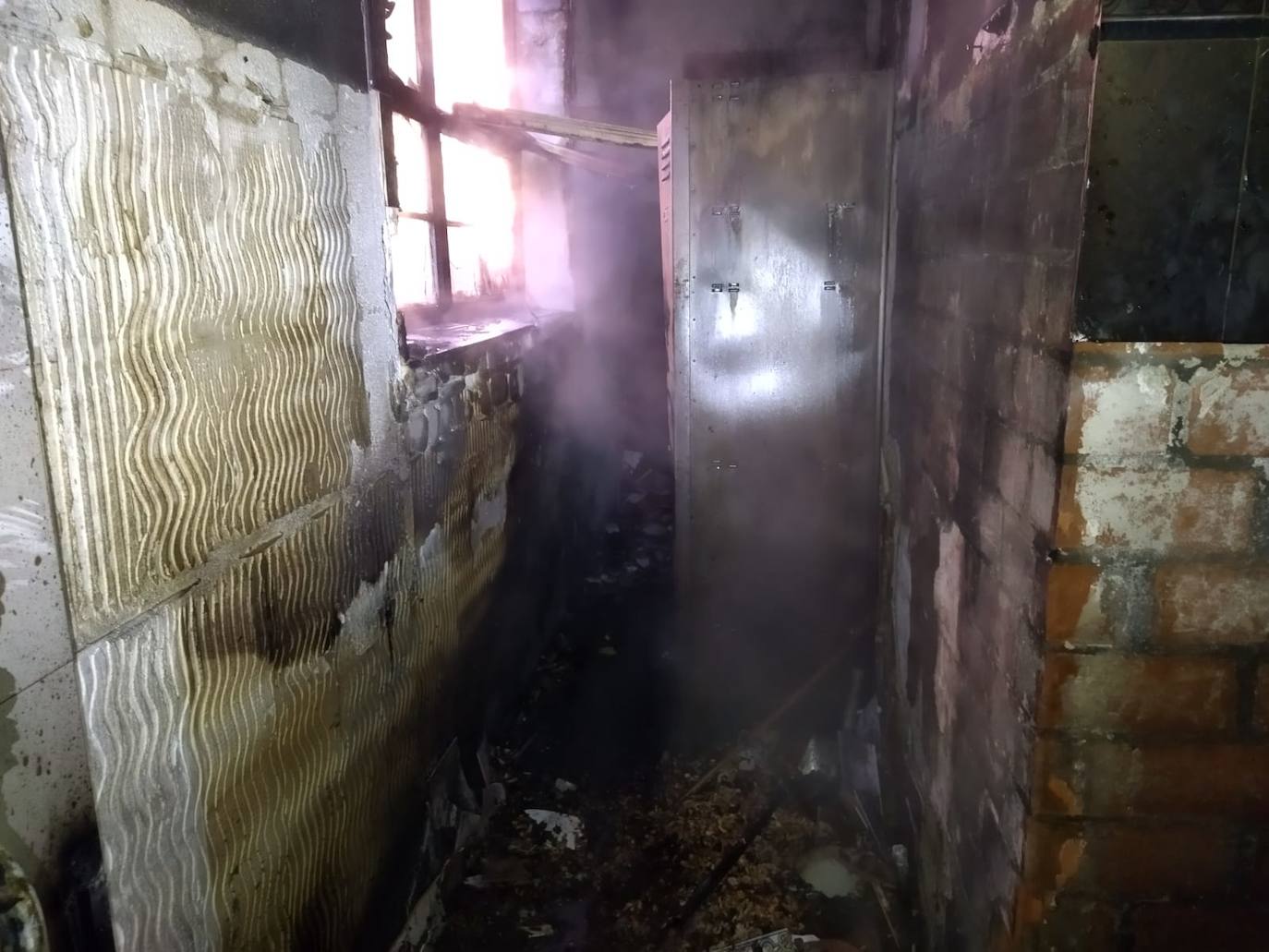 Imagen de los daños causados por el incendio en el trastero anexo a una cocina usada para asar pimientos en el Palacio de Canedo.