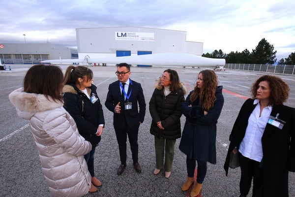 La consejera de Movilidad y Transformación Digital, María González Corral, junto al director de la empresa LM Wind Power Ponferrada, Jorge López, durante su visita a las instalaciones de la factoría.