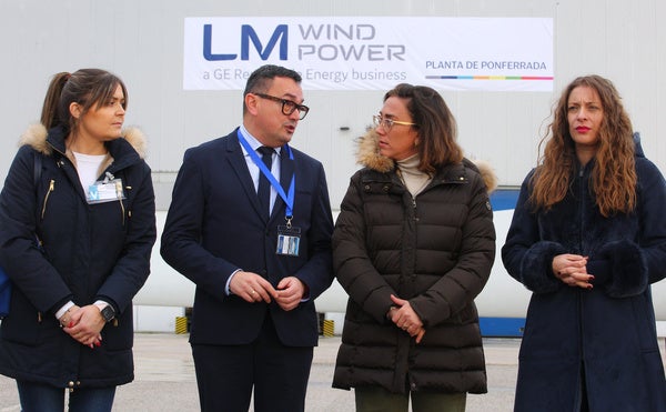 La consejera de Movilidad y Transformación Digital, María González Corral, junto al director de la empresa LM Wind Power Ponferrada, Jorge López, durante su visita a las instalaciones de la factoría.