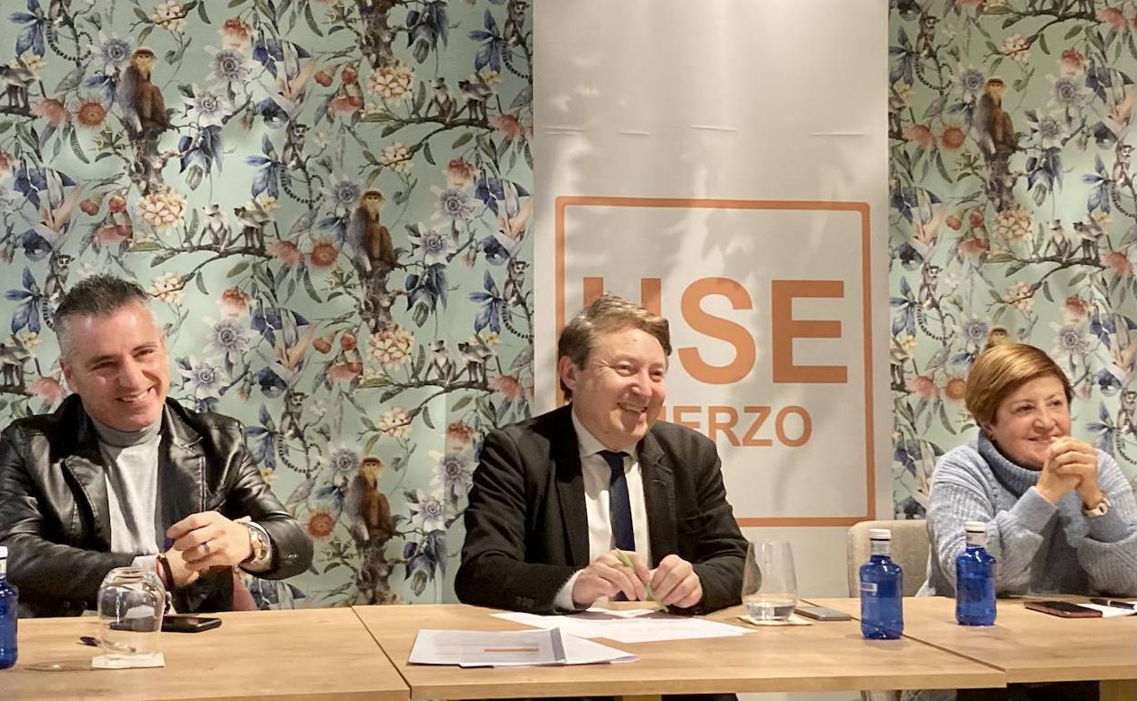 Samuel Folgueral (C), durante la asamblea de USE Bierzo.