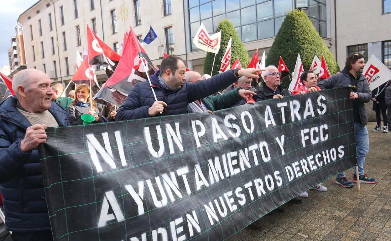 Imagen de la concentración en la plaza del Ayuntamiento.