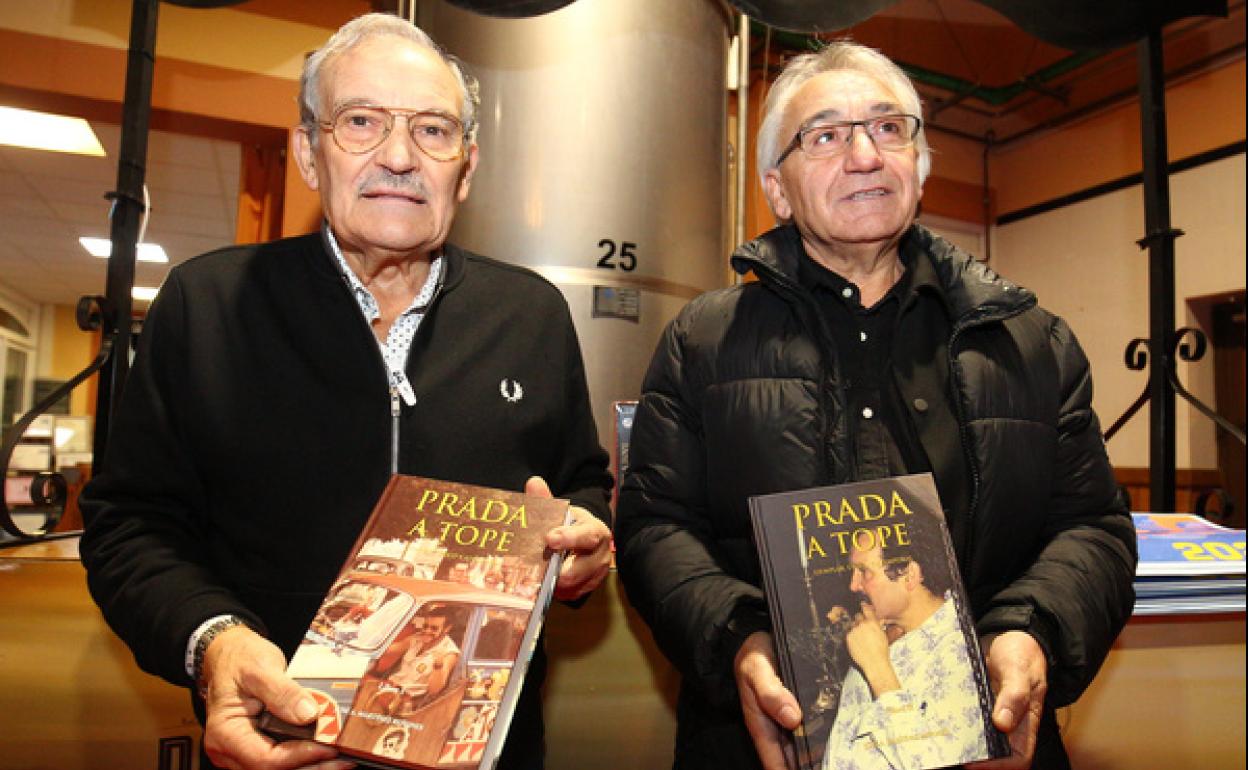 El empresario hostelero José Luis Prada 'A Tope' (I), presenta su biografía acompañado por el autor, José Antonio Martínez Reñones (D).
