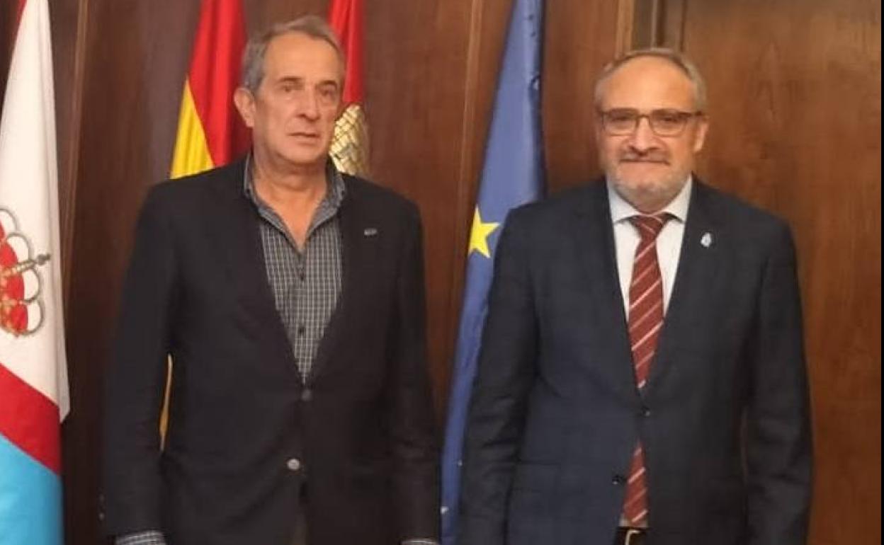 El alcalde y el vicepresidente de ACES España, durante su reunión en el Ayuntamiento.