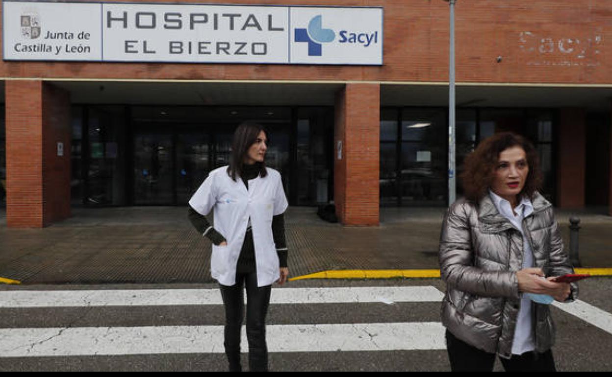 La coordinadora de la Junta en El Bierzo, Silvia Franco (D), y la directora médica de Atención Primaria, Isabel González (I), durante su comparecencia.