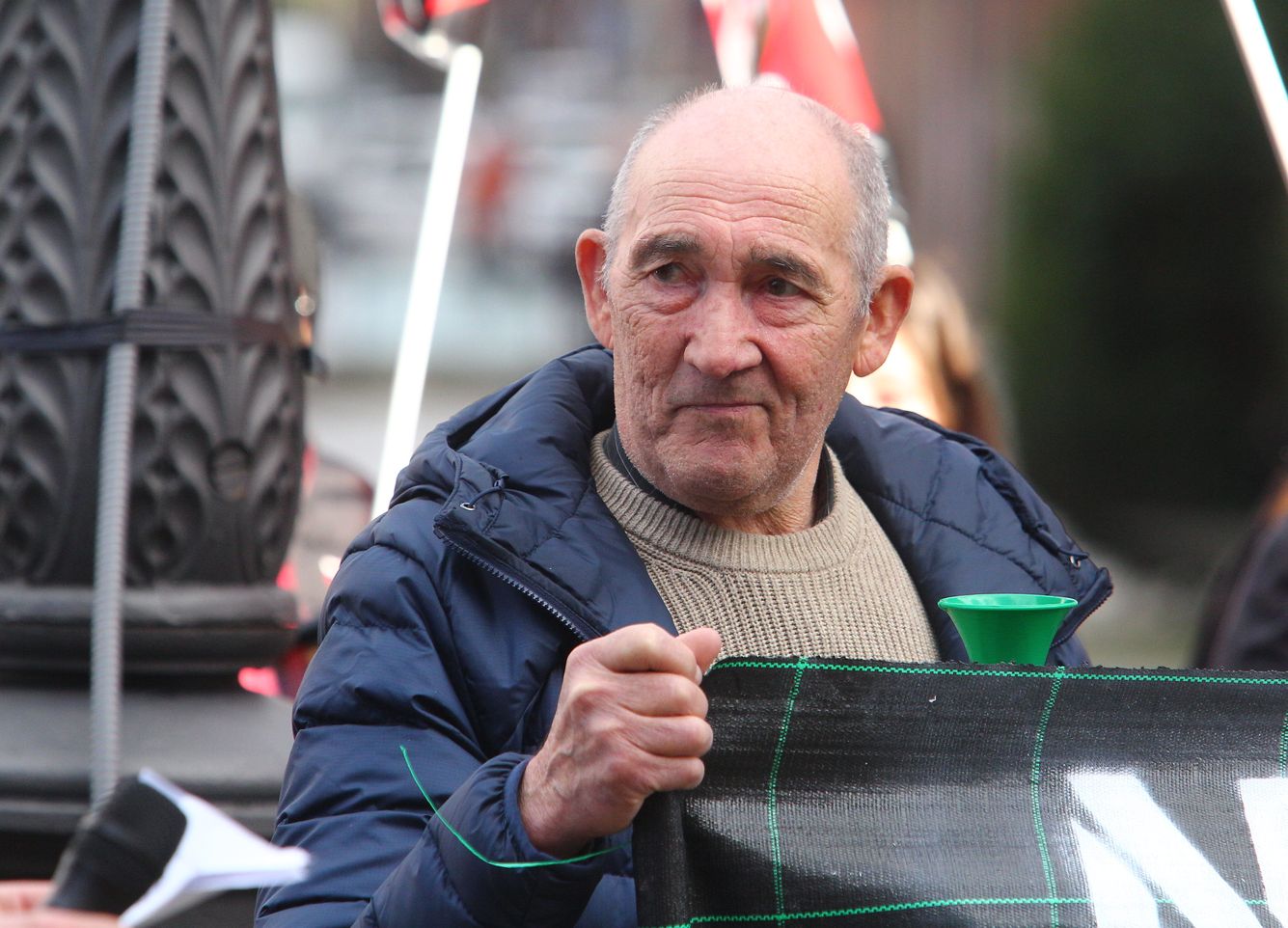 El comité de empresa del servicio de limpieza viaria y recogida de basura de Ponferrada se concentra en protesta por las actuaciones de la empresa. 