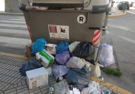 La basura se empieza a acumular en la calles de Ponferrada en el cuarto día de huelga.