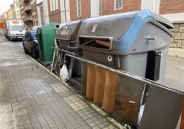 Estado de algunos contenedores en la quinta jornada de huelga en Ponferrada.