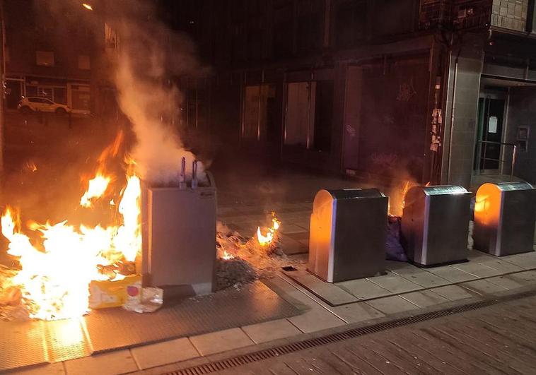 La huelga de la basura en Ponferrada deriva en la quema incontrolada de contenedores y alarma al vecindario