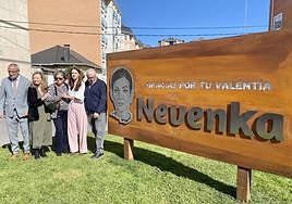 La placa de homenaje a Nevenka preside una de las rotondas de la avenida del Castillo.
