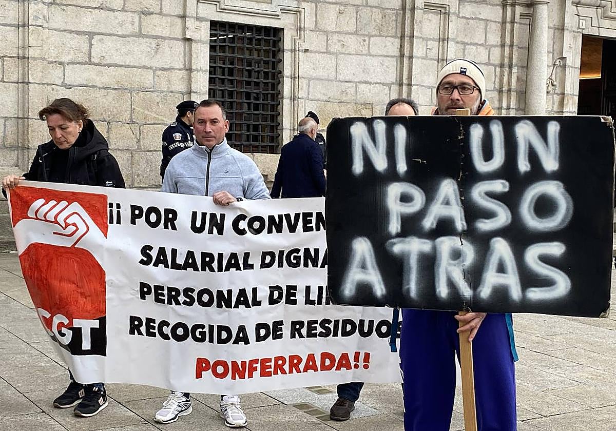 Los trabajadores del servicio de recogida de residuos se concentran a las puertas del Ayuntamiento.