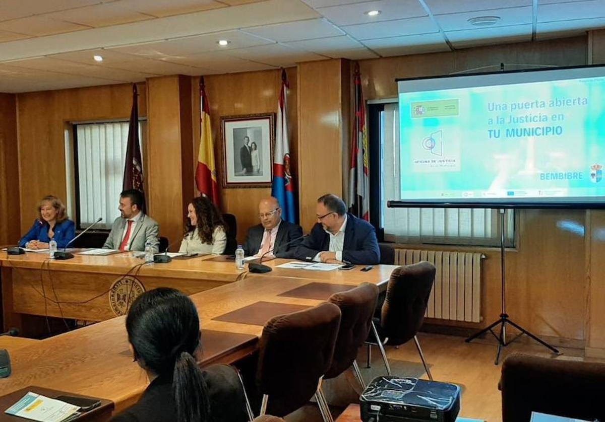 Imagen de la presentación del proyecto de Oficina de Justicia en Bembibre.