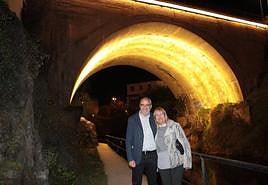 El alcalde y la edil de Infraestructuras inauguraron la nueva iluminación ornamental del puente de La Puebla (Cubelos) de Ponferrada.